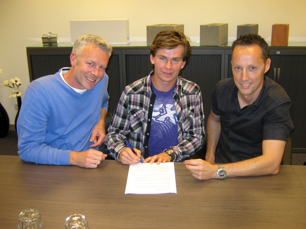 Nikolaj Larsen skiver under på en ny VM kontrakt, sammen med ejerne af Standing Construct Suzuki World MX2 teamet Luc Piccart (tv.) og Tim Mathys (th.).
(Foto: DMU)